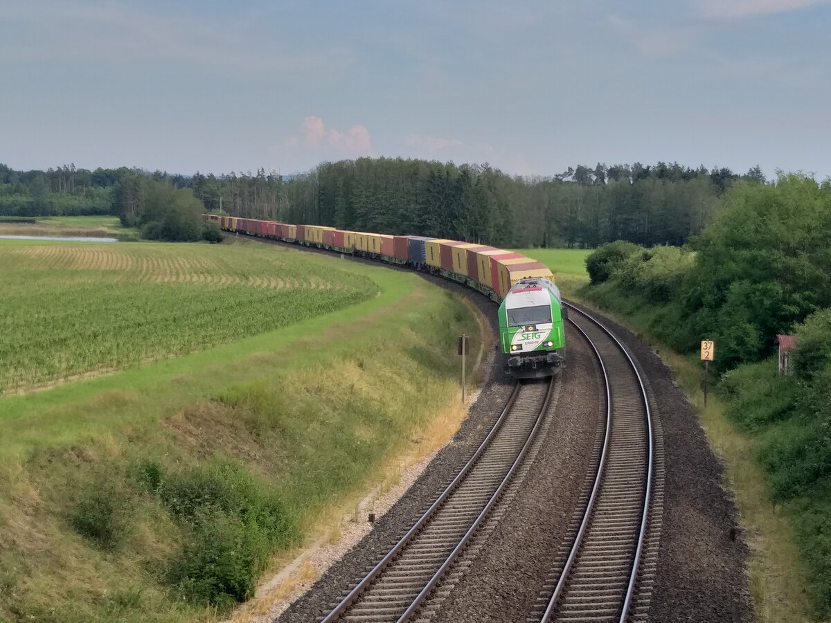 ER20-02 mit dem Wiesauer Kistenzug nach Hamburg bei Oberteich. 28.06.21