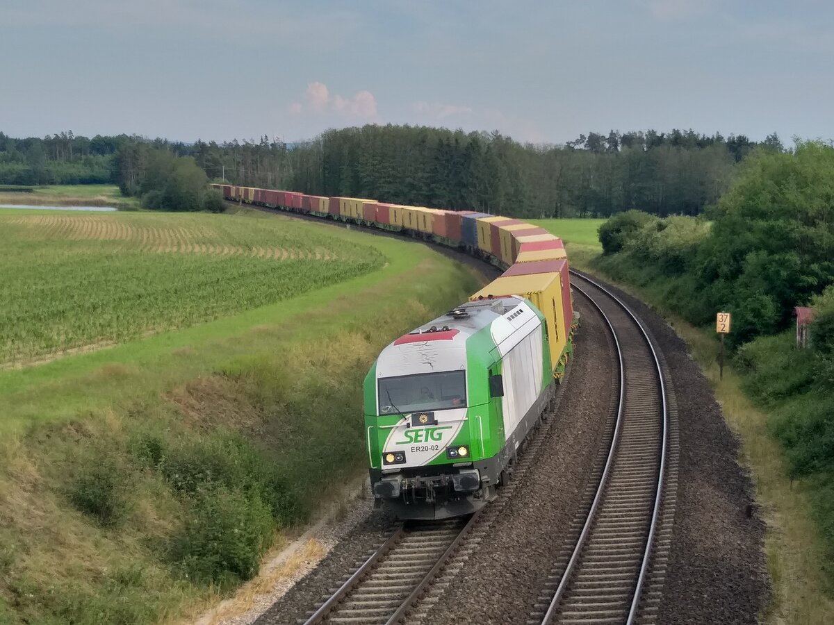 ER20-02 mit dem Wiesauer Kistenzug nach Hamburg bei Oberteich. 28.06.21