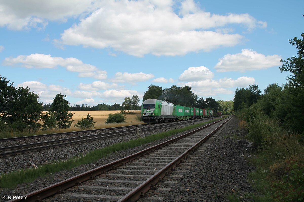 ER20-02 mit den Wiesau Containerzug kurz vorm Ziel, bei Schönfeld. 12.07.22