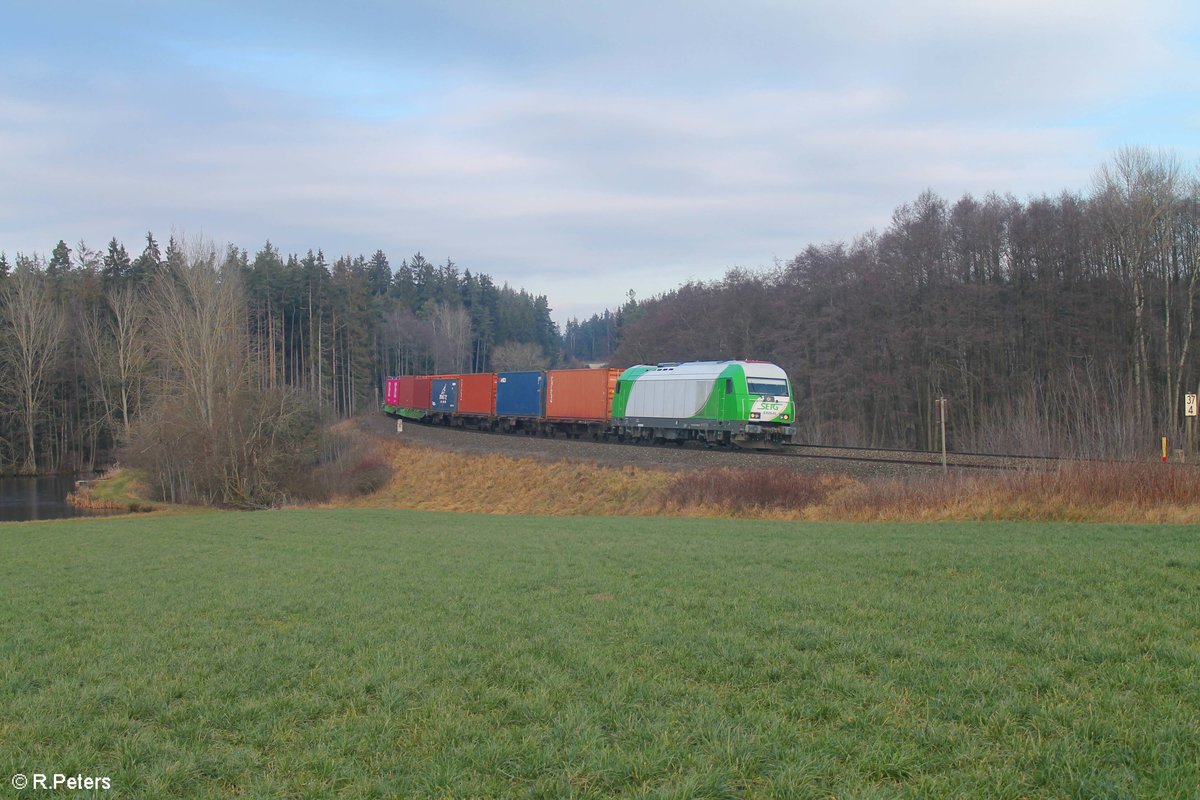 ER20 -02 zieht den bei Oberteich den Wiesau Containerzug den sie ab Hof übernommen hat. 16.02.20