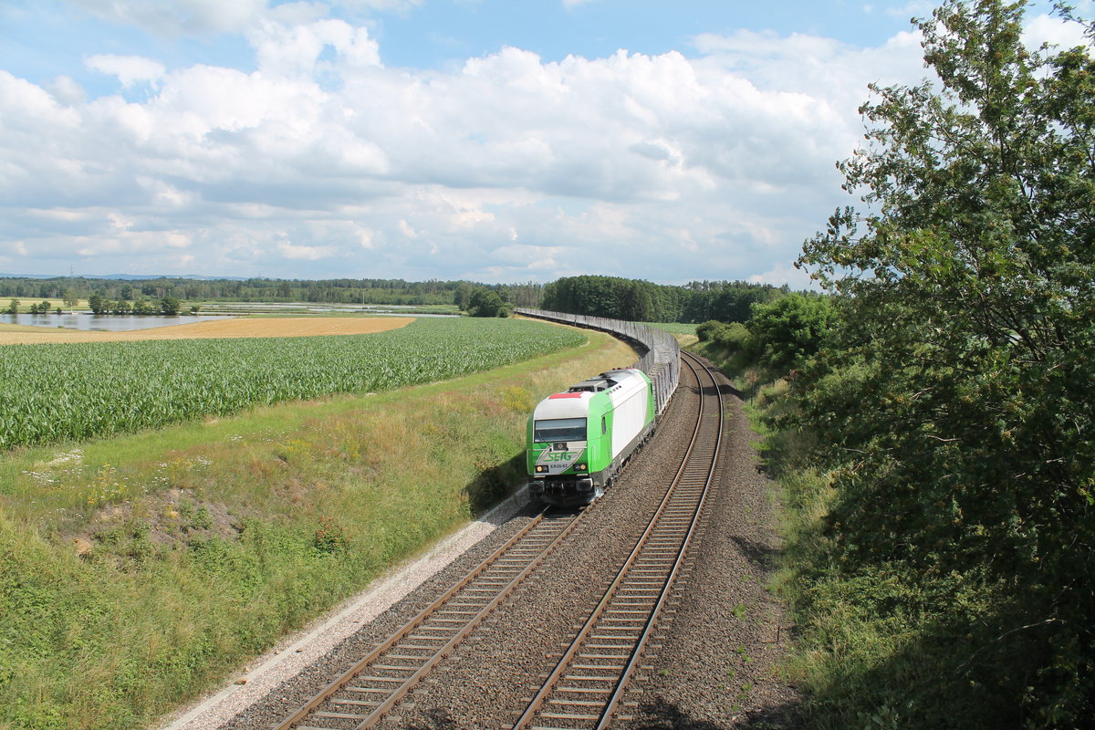 ER20-02 zieht ein leer Holzzug von Wiesau nach Cheb bei Oberteich. 11.07.20