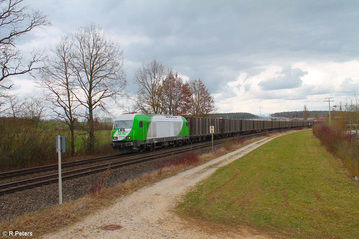 ER20 - 02 zieht den Hackschnitzelzug von Wiesau nach Regensburg kurz vor Regensburg Wahallastraße. 14.03.20