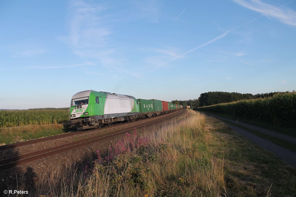 ER20-02 zieht den Wiesau Containerzug nach Hamburg bis nach Hof, hier bei Oberteich. 14.08.17