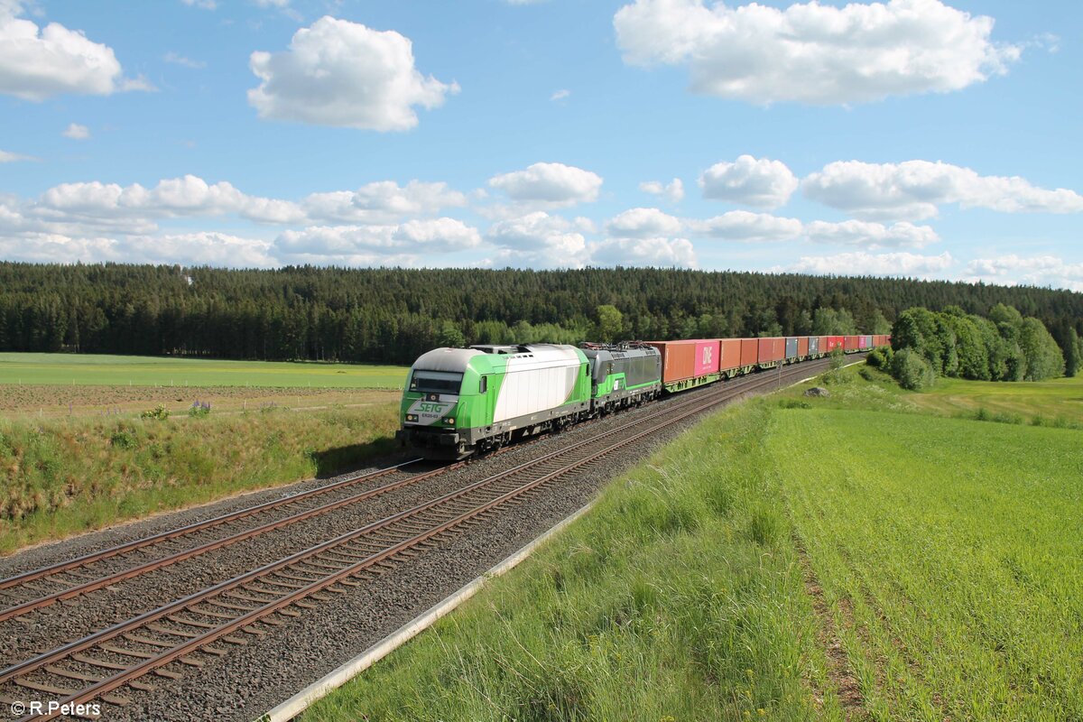 ER20 03 + 193 209 mit dem Wiesauer Containerzug bei Neudes gen Hof. 28.05.22