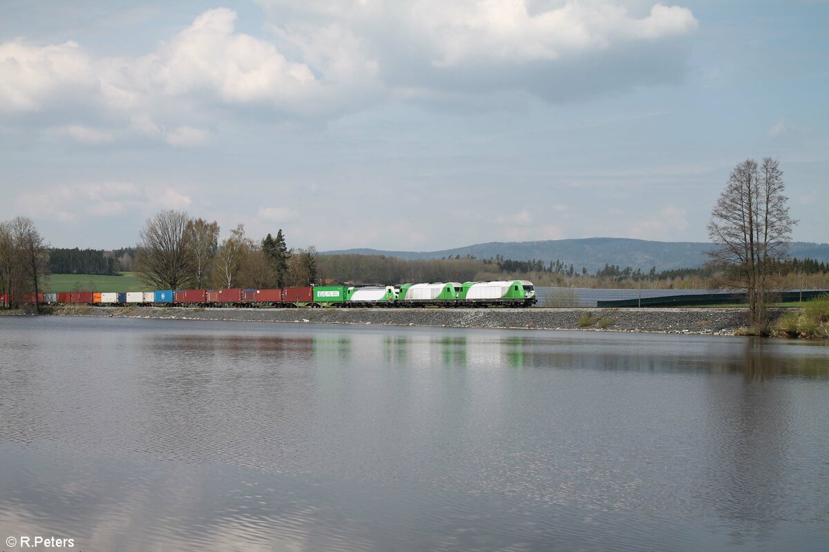 ER20 03 + ER20 02 + 487 001 mit dem Hofer Containerzug gen Norden am Rechenweiher.30.04.22