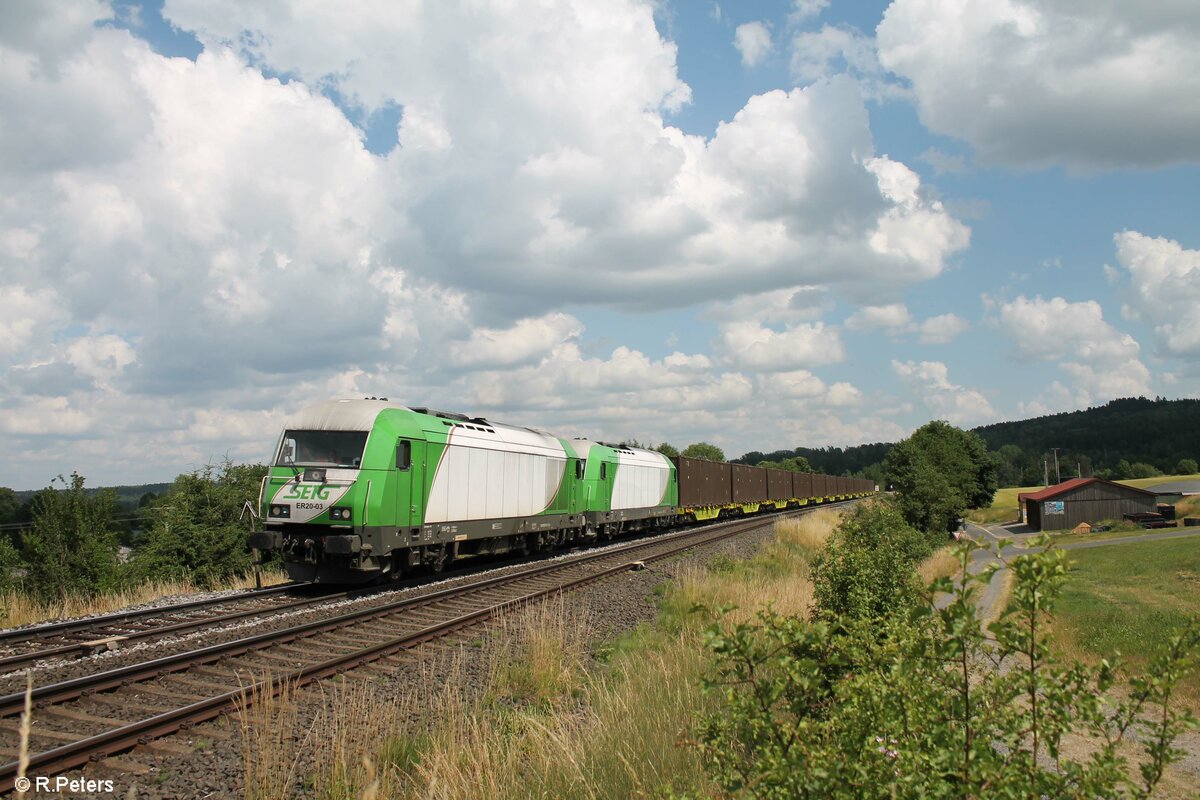 ER20 03 + ER20 02 mit dem verspäteten Hackschnitzelzug aus Wiesau in Richtung Hof bei Großschlattengrün. 30.06.22