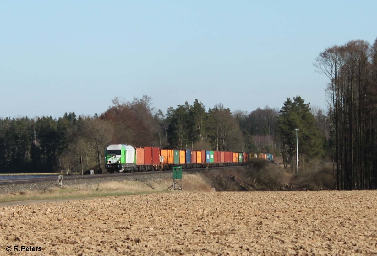 ER20 03 alias 223 103 zieht bei Oberteich den lange Leine Bunter Schachteln aus Wiesau nach Hof. 07.04.18