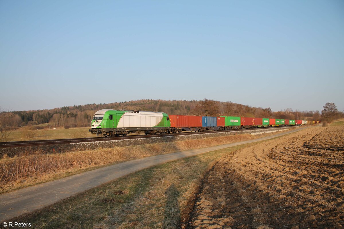 ER20 03 alias 223 103 mit dem Wiesauer Containerzug nach Hamburg bei Lengenfeld. 24.03.22