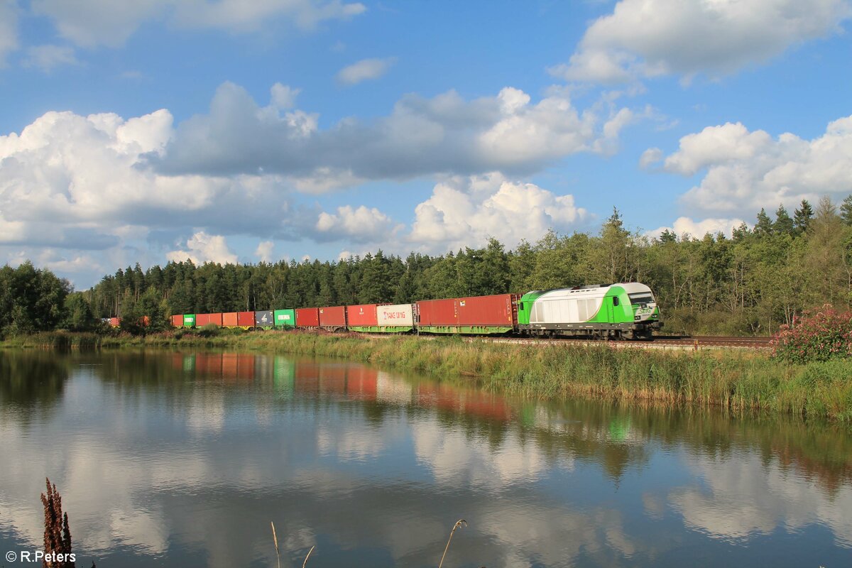 ER20-03 mit dem Hofer Containerzug an den Waldteichen südlich von Wiesau. 20.08.21