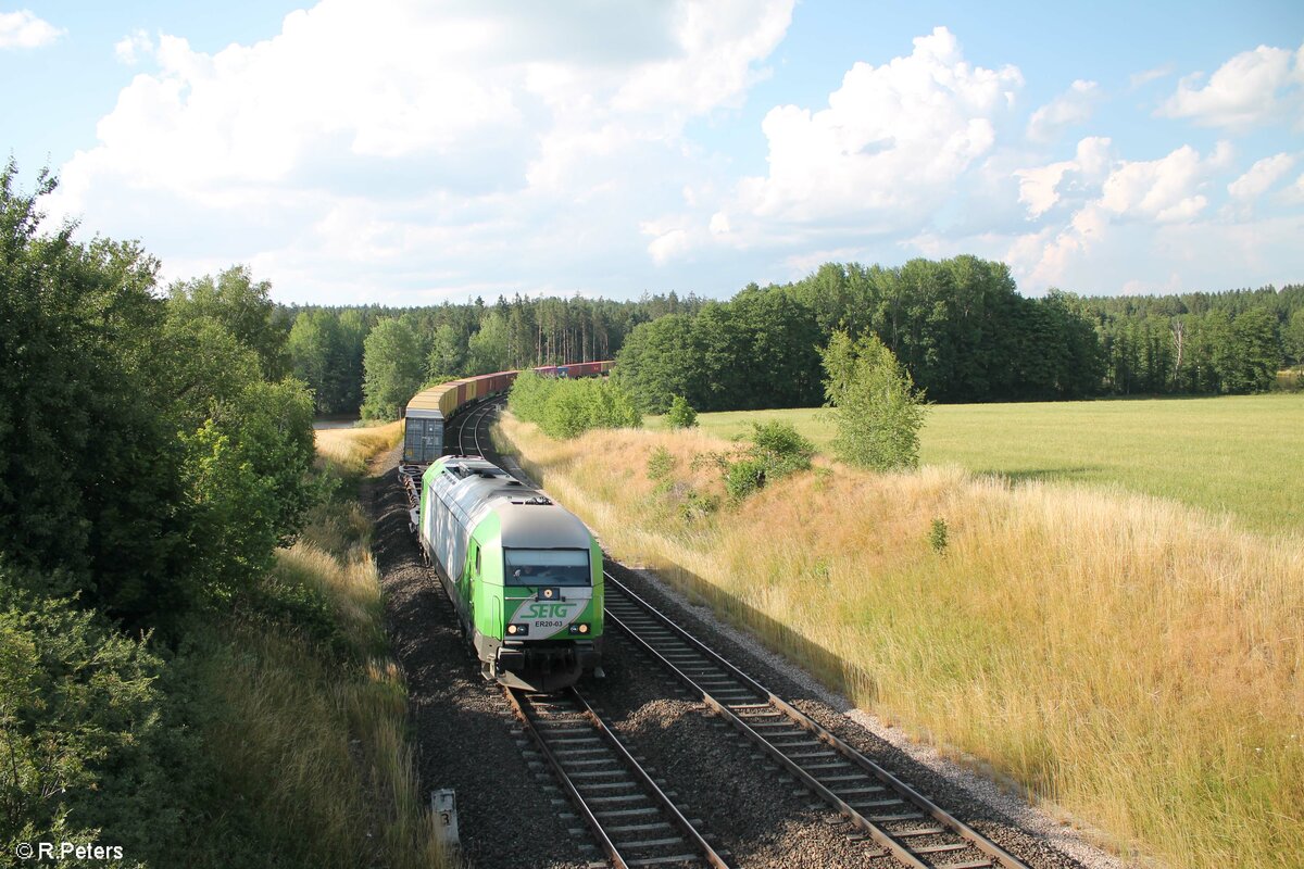 ER20 03 mit dem verspäteten Wiesau Containerzug bei Oberteich. 30.06.22