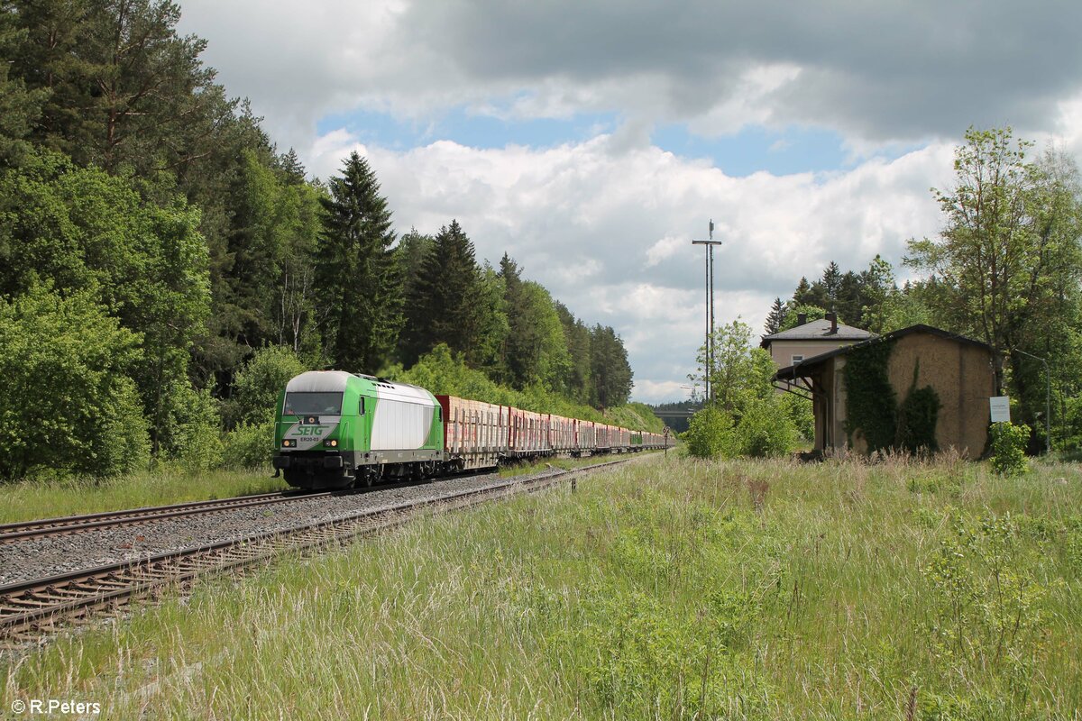 ER20 03 mit einem Schnittholzzug aus Wiesau auf der Fahrt nach Hof in Röslau. 28.05.22