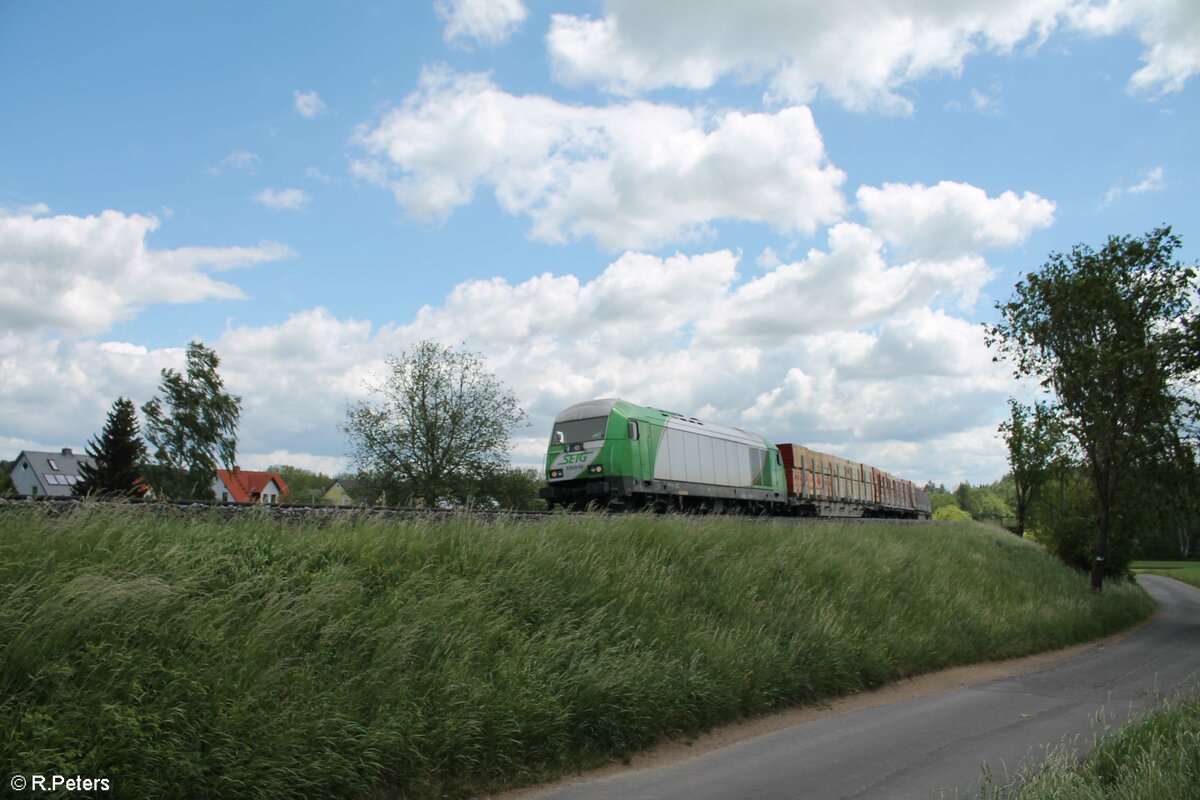 ER20 03 mit Schnittholzzug aus Wiesau bei Pechbrunn. 28.05.22