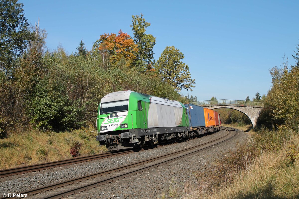 ER20-03 zieht bei Schönfeld den Wiesau Containerzug und hat ihr Ziel fast erreicht. 18.10.21