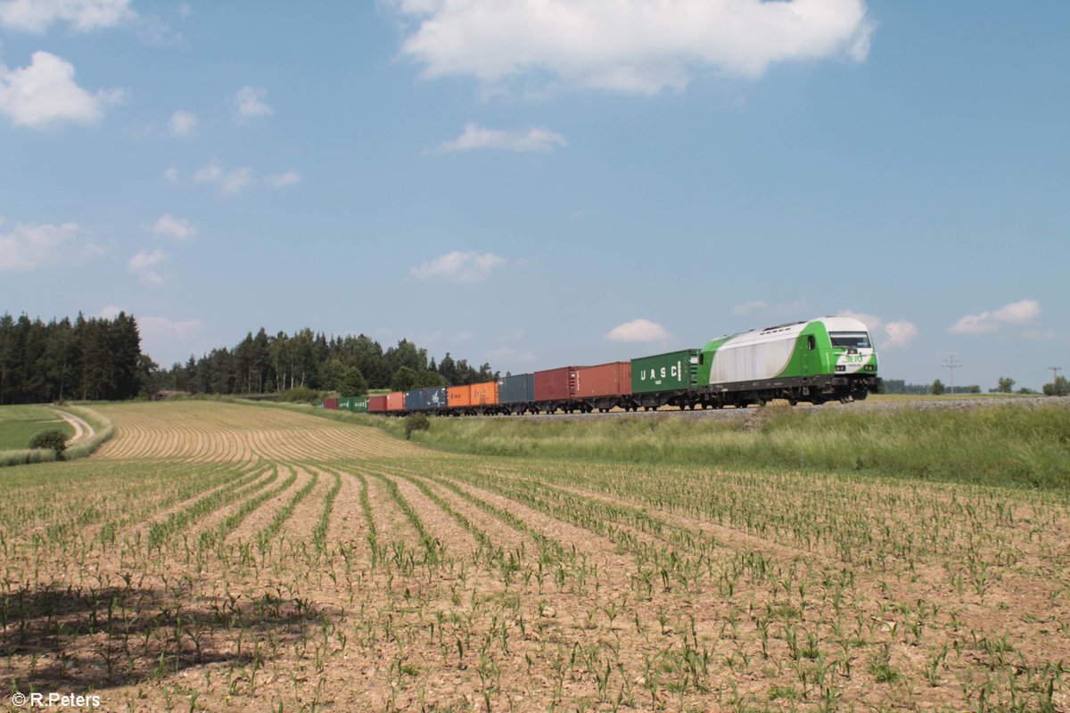 ER20-03 zieht den Wiesau Containerzug bei Unterthölau kurz vor Marktredwitz. 29.05.18