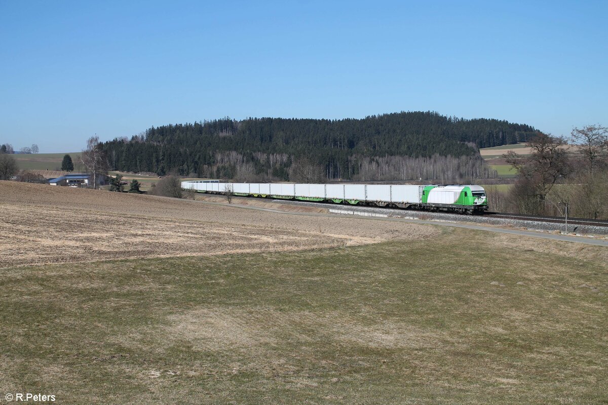 ER20-03 zieht den Wiesau Containerzug bei Lengenfeld gen Süden. 22.03.22