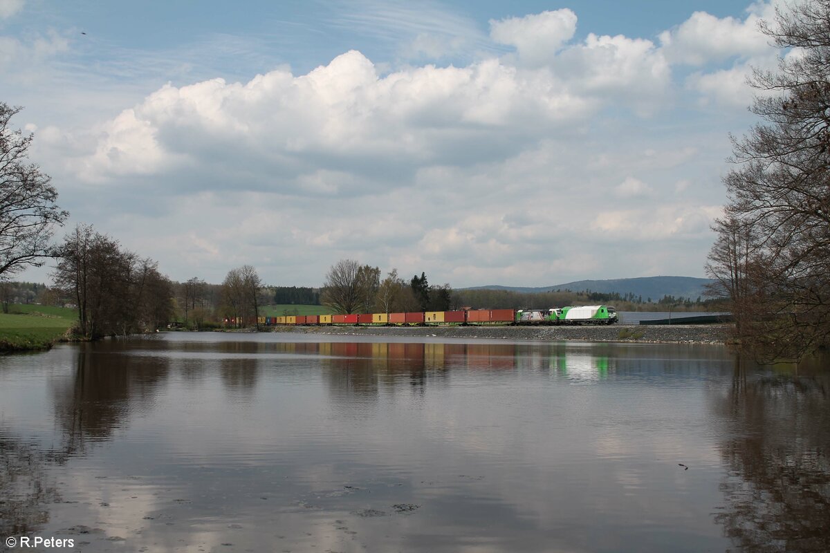 ER20 04 und 193 219  Stille Nacht  mit dem Wiesau Containerzug am Rechenweiher in Richtung Norden. 30.04.22