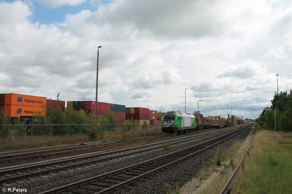 ER20-04 mit den 3 Wagen draussen, hinten blockiert noch G1700.02 mit dem Containerzug.