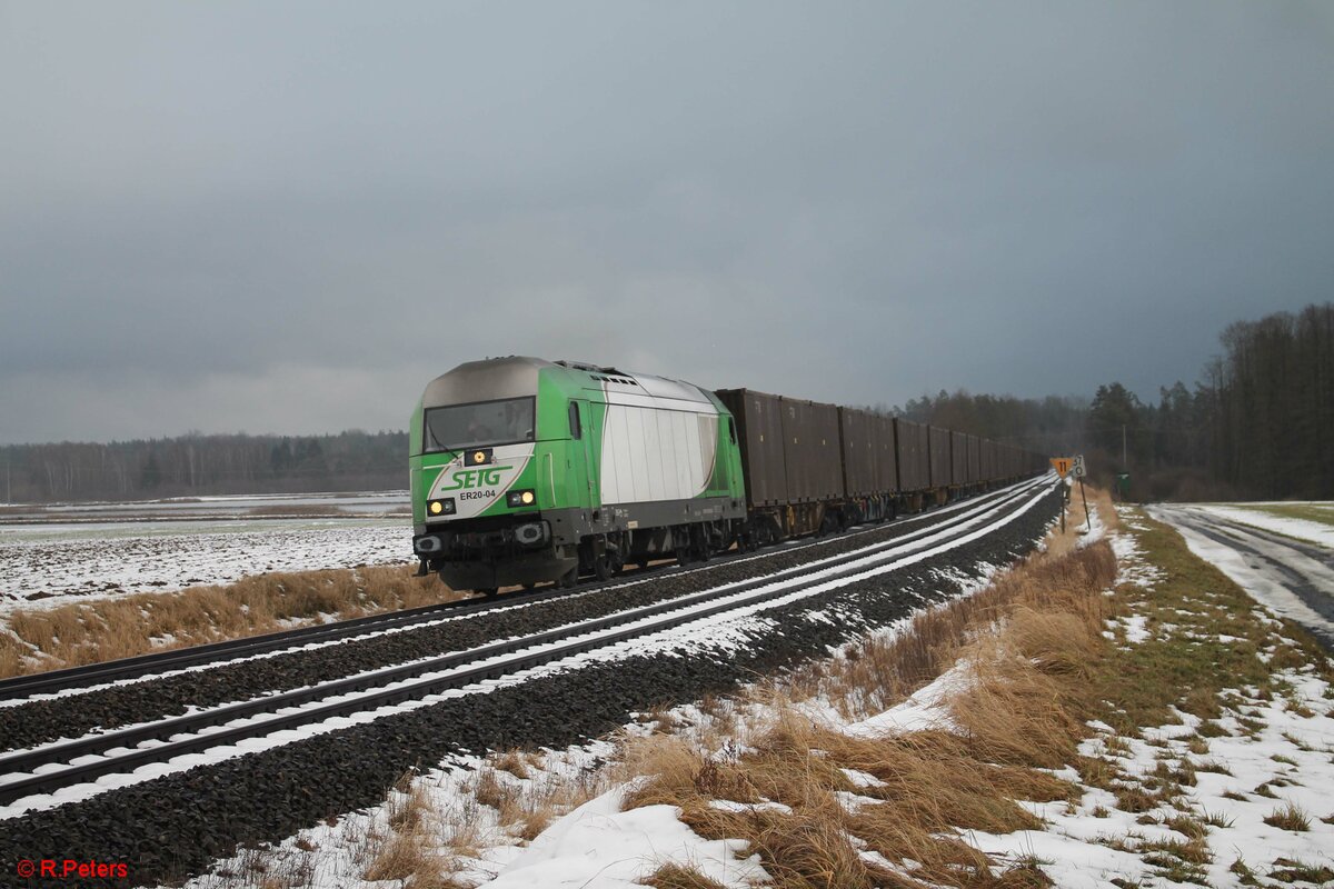 ER20-04 zieht bei Oberteich den Hackschnitzelzug in Richtung Hof. 17.01.21