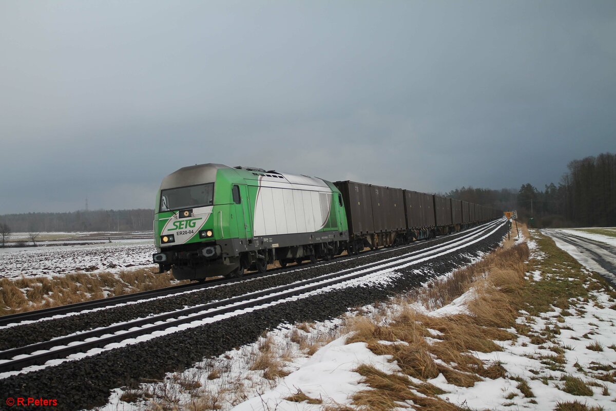 ER20-04 zieht bei Oberteich den Hackschnitzelzug in Richtung Hof. 17.01.21