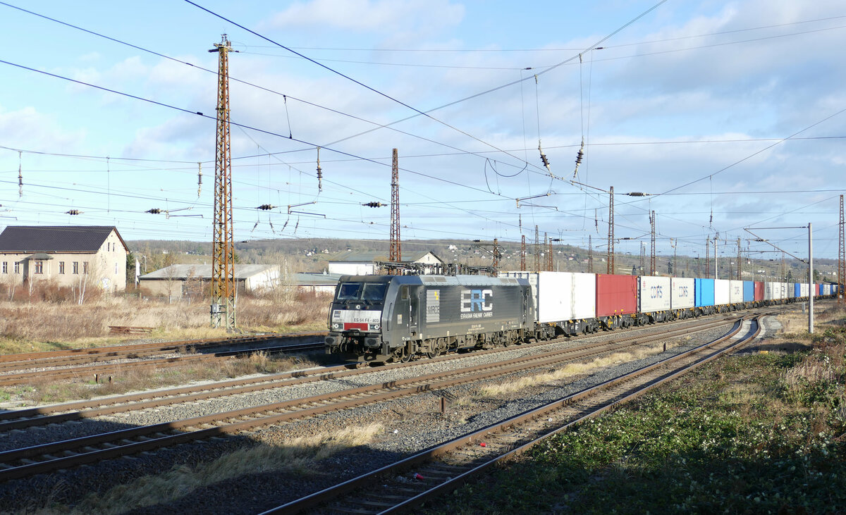 ERC 189 803 mit Containerwagen Richtung Bad Kösen, am 03.01.2022 in Naumburg Hbf. (Foto: Wolfgang Krolop)
