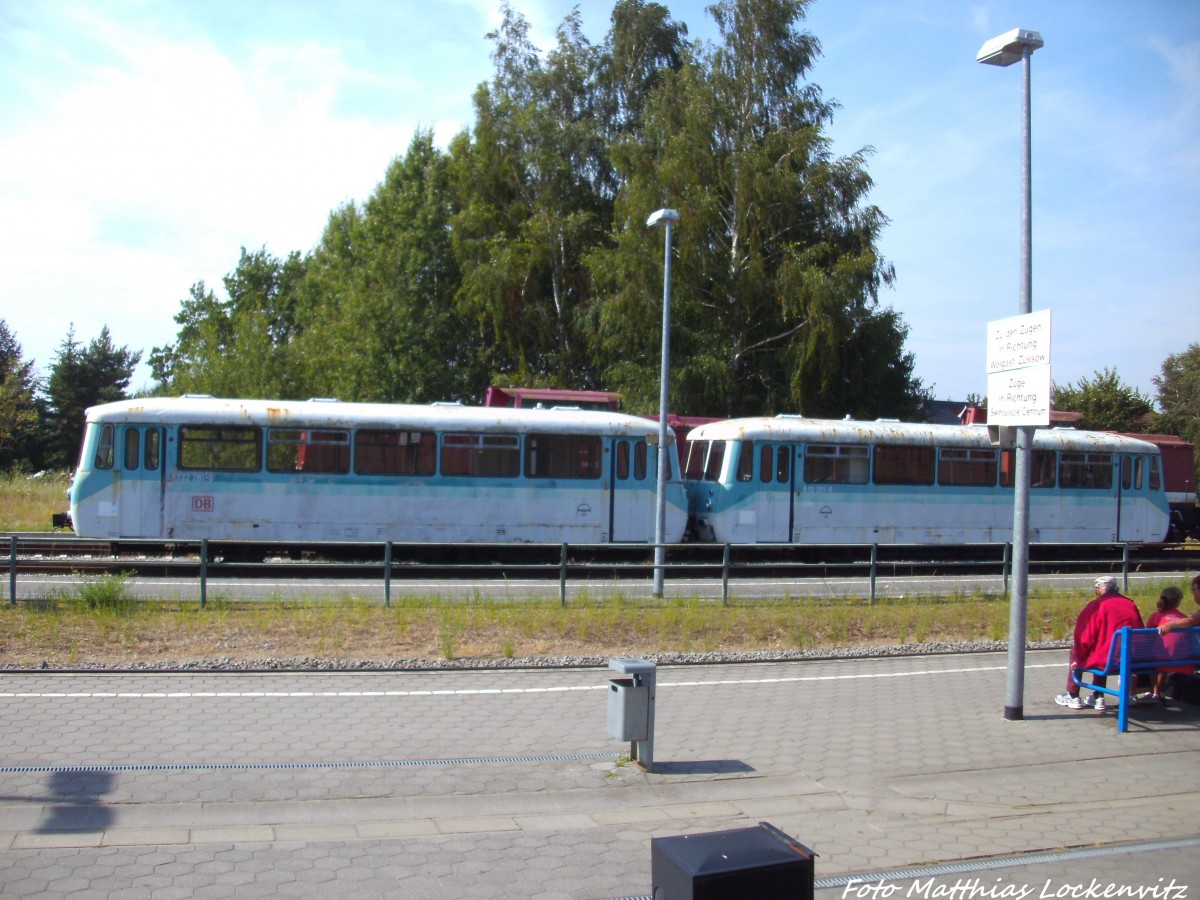 Erdgas Ferkeltaxe 772 201 und 972 201 abgestellt im Bahnhof Zinnowitz am 25.7.14