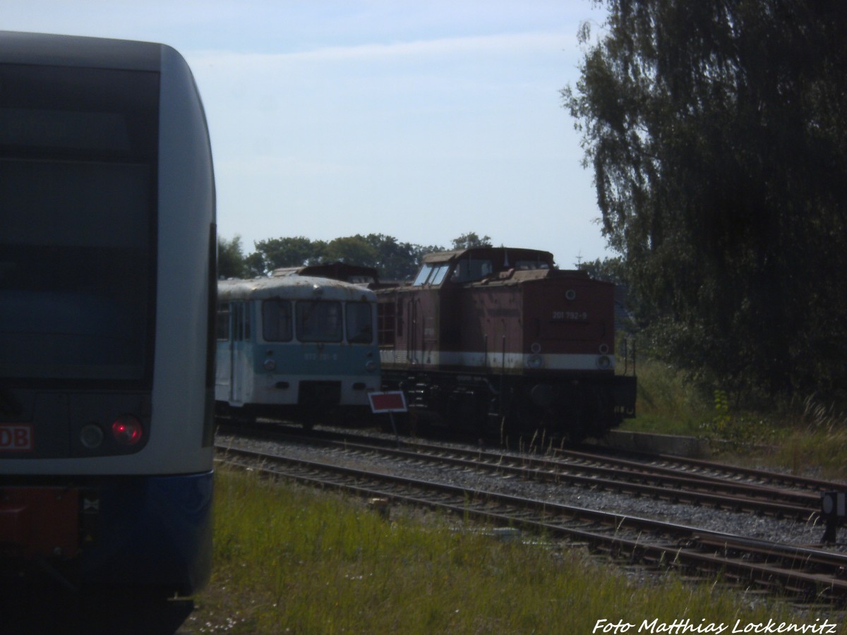 Erdgas-Ferkeltaxe 972 201-8 und 201 792-9 im Bahnhof Zinnowitz am 25.7.14