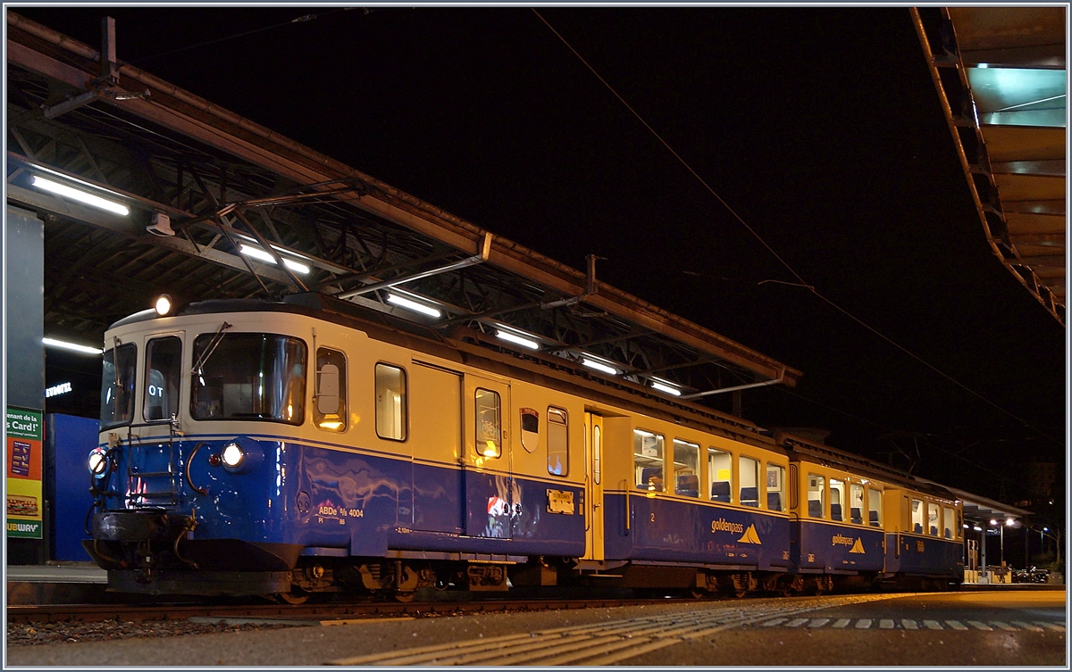 Erfreulicherweise immer noch, wenn auch unregelmässig im Plandienst anzutreffen: Die klassischen MOB ABDe 8/8. Hier wartet der ABDe 8/8 4004  Fribourg  in Montreux am frühen Morgen auf die Abfahrt Richtung Zweisimmen. 
18. Feb. 2018
