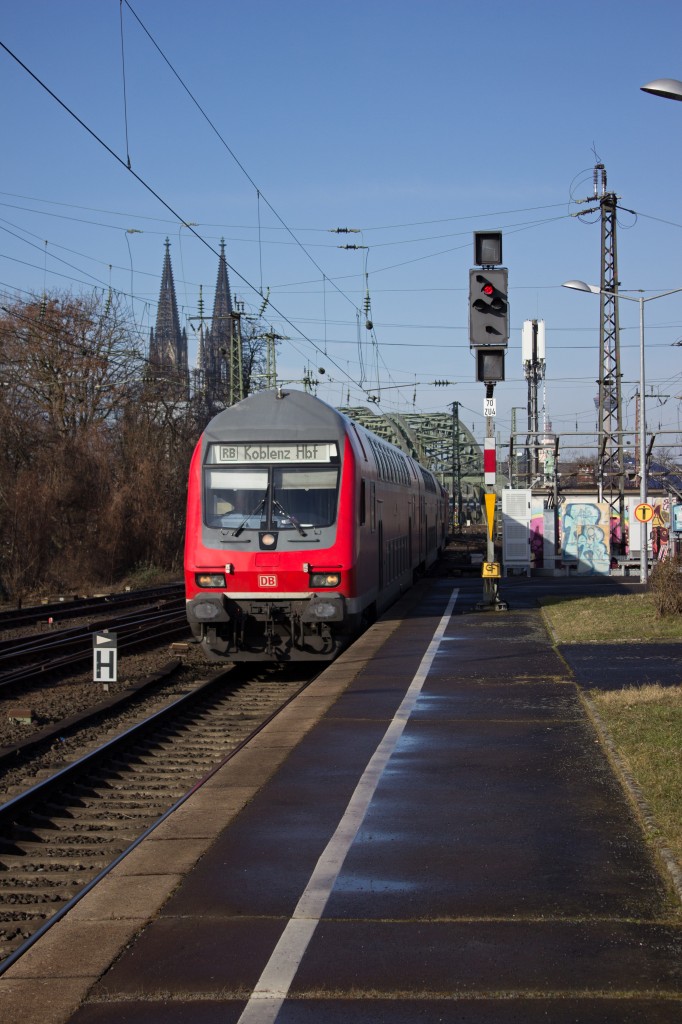 Erneut das Deutzer Standardmotiv mit Dom: Ein Doppelstocksteuerwagen ist auf dem Weg nach Koblenz. Von hinten schubste 143 919.