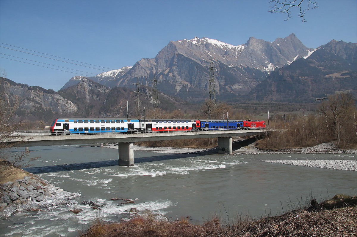 Ersatz fr NPZ 560(Modernisierung)ZVV Dosto Chur-Ziegelbrcke auf der Rheinbrcke bei Bad Ragaz.Der Zug hat brigens auf beiden Seiten jeweils eine andere Farbgebung.27.03.12  