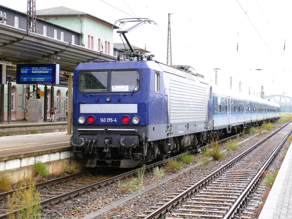  Ersatzverkehr  auf der RB25. Bedingt durch das  9 Euro-Ticket  hat Abellio mehr Triebwagen auf andere Strecken im Einsatz und ersetzt diese teilweise zwischen Halle (S) Hbf und Saalfeld (Saale) mit lokbespannten Garnituren. Weser Ems Eisenbahn 143 295 schiebt den GfF-Wagenpark als RB 31942 (Halle (S) Hbf – Saalfeld (S)), wegen defekter Oberleitung an dem Tag nur bis Jena-G�schwitz.