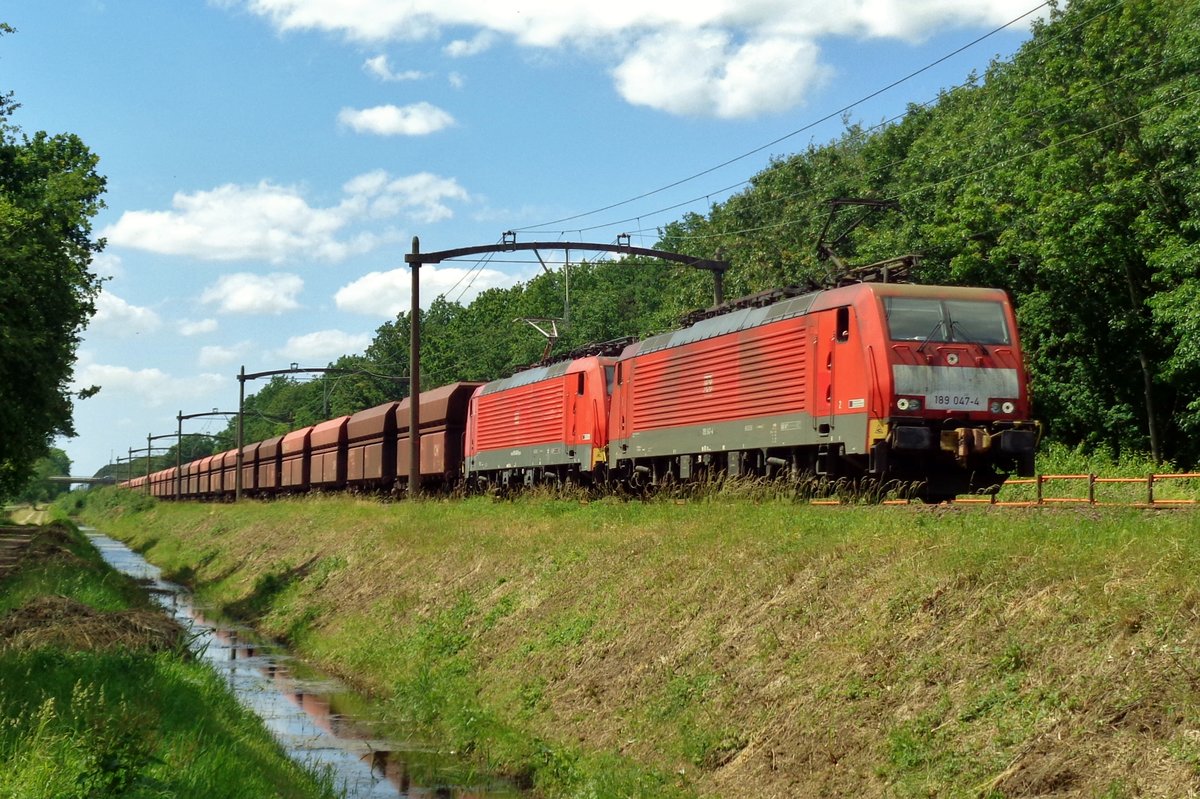 Erzbomber gezogen von 189 047 passiert Tilburg Oude Warande am 10 Juni 2017.