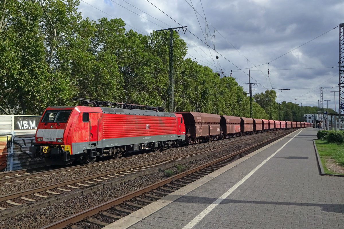 Erzbomber mit 189 032 durchfahrt Köln Süd am 23 September 2019. 