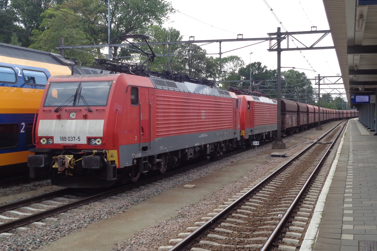 Erzbomber mit 189 037 durchfahrt Dordrecht am 19 Juli 2018.