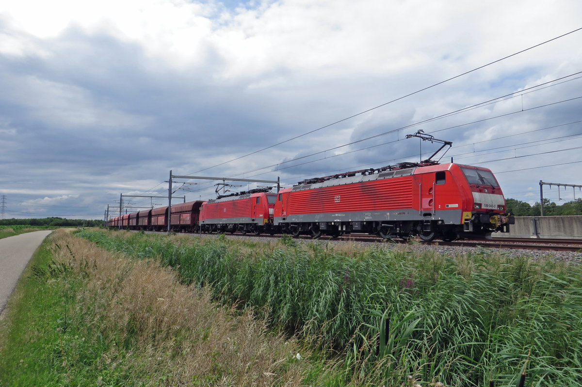 Erzbomber mit 189 043 auf deren normaler Territorium in die Niederlande: auf die Betuwe-Linie, hier bein Passage am 2.Juli 2020 bei Valburg.