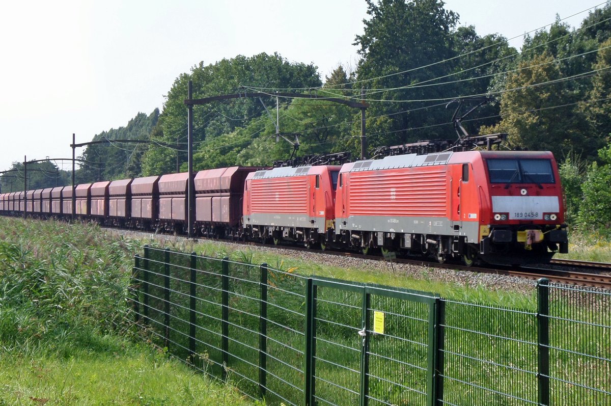 Erzbomber mit 189 045 passiert Dordrecht Zuid am 26 Augustus 2016.