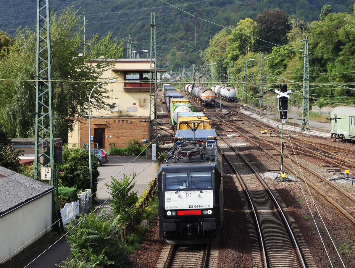ES 64 F4-110 Containerzug in Richtung Süden am 15.09.13 in Linz (Rhein)