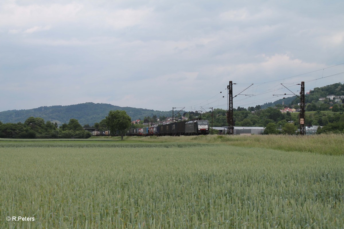 ES 64 F4 282 zieht bei Weinheim (Bergstrasse) einen Wechselpritschenzug gen Süden. 28.05.15