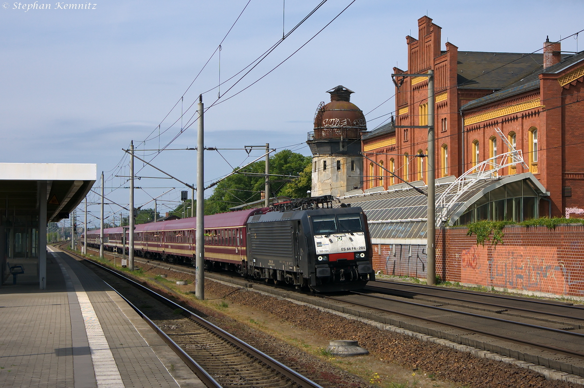 ES 64 F4 - 284 (189 284-3) MRCE Dispolok GmbH für TXL - TX Logistik AG mit dem ersten Borussia Dortmund DFB-Pokalsonderzug (DPF 1862) von Dortmund Hbf nach Berlin Zoologischer Garten, bei der langsamen Durchfahrt in Rathenow. 17.05.2014