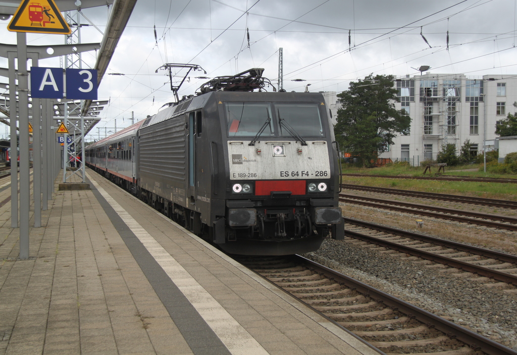 ES 64 F4-286(189 286-8)mit DPF 1867 von Rostock Hbf nach Dsseldorf/kln kurz vor der Ausfahrt im Rostocker Hbf.06.09.2015