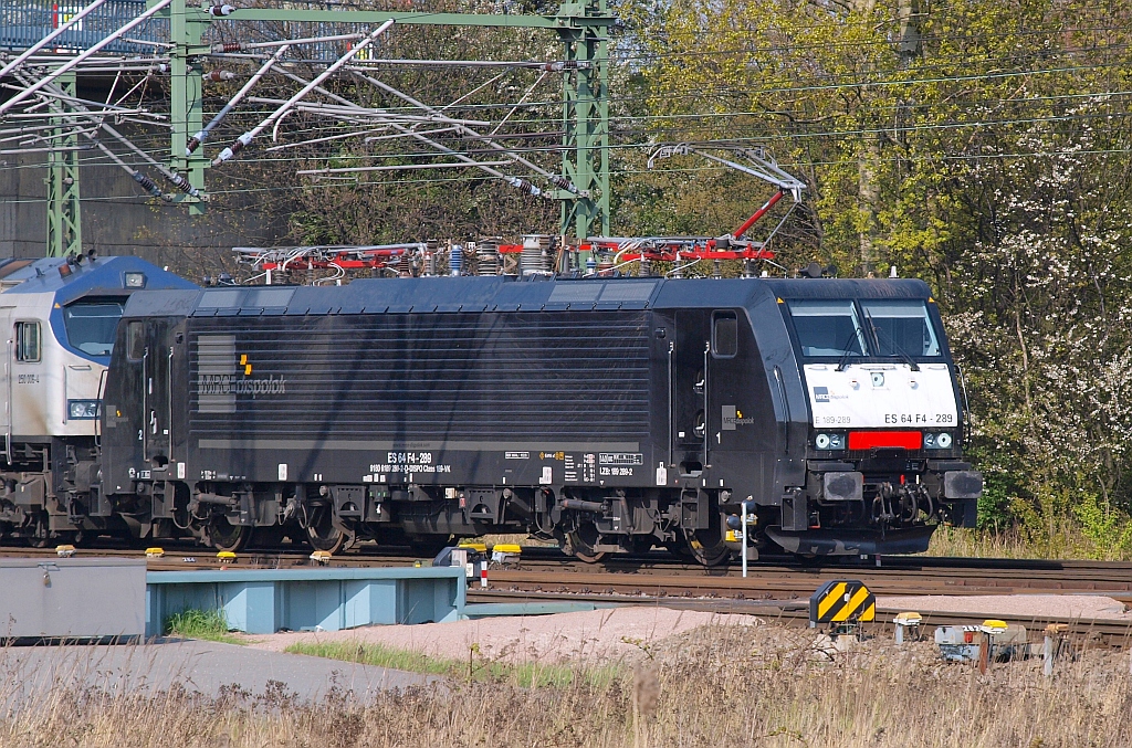 ES 64 F4-289/189 289-2 Class VK rollt hier langsam in den Abstellbereich an der blauen Brücke HH-Waltershof. 24.04.2010