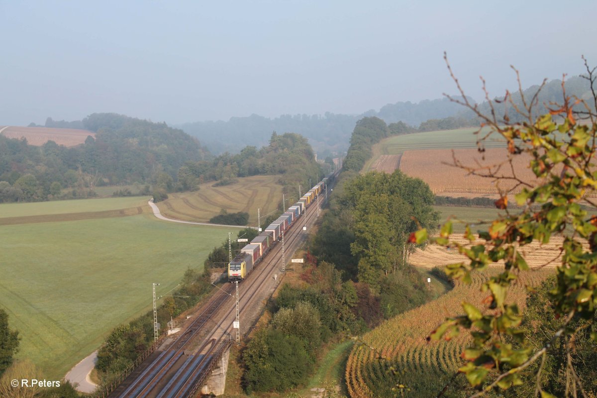 ES 64 F4 - 909 zieht bei Dollnstein den GBS 43109 Richtung München. 24.09.16