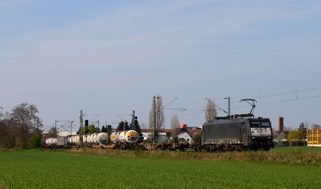 ES 64 F4-993 mit Containerzug in Richtung Süden am 29.03.14 bei Neuss Norf