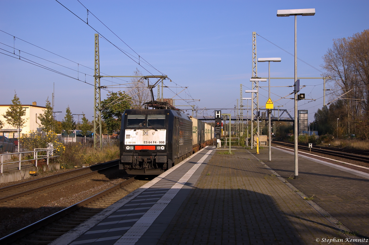 ES 64 F4 - 998 (189 098-7) MRCE Dispolok GmbH für LOCON Benelux B.V. mit einem Containerzug im Brandenburger Hbf und fuhr in Richtung Magdeburg weiter. 01.11.2014