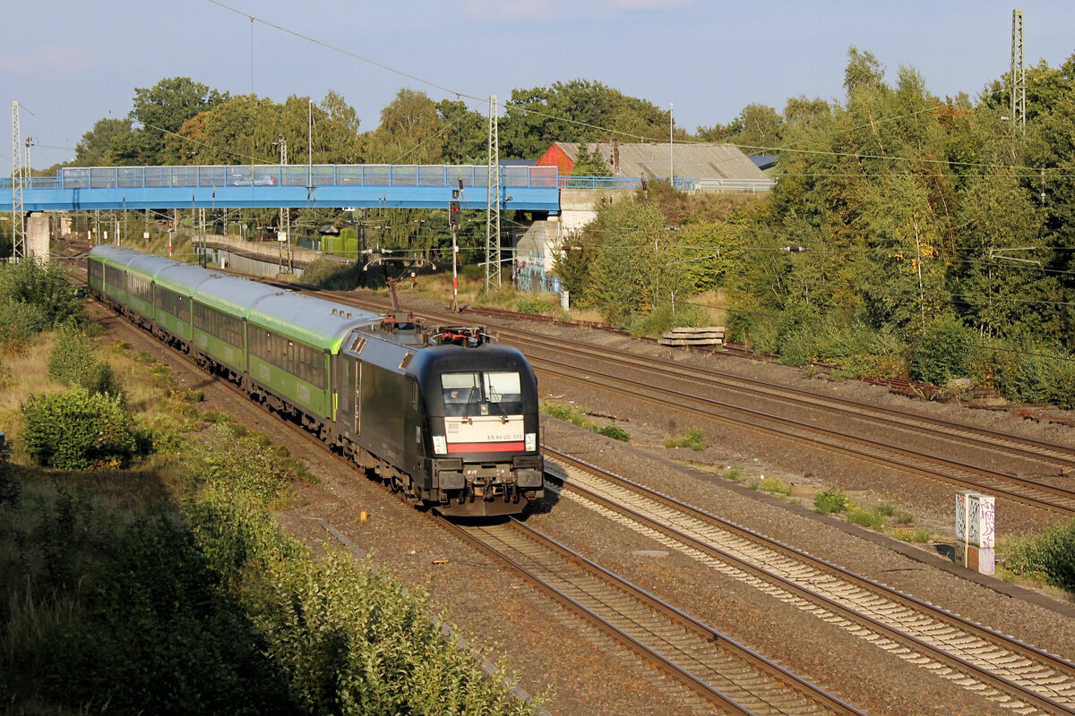 ES 64 U2-013 Flixtrain kommt aus Hamburg angerauscht. Tostedt, 30.09.2022.