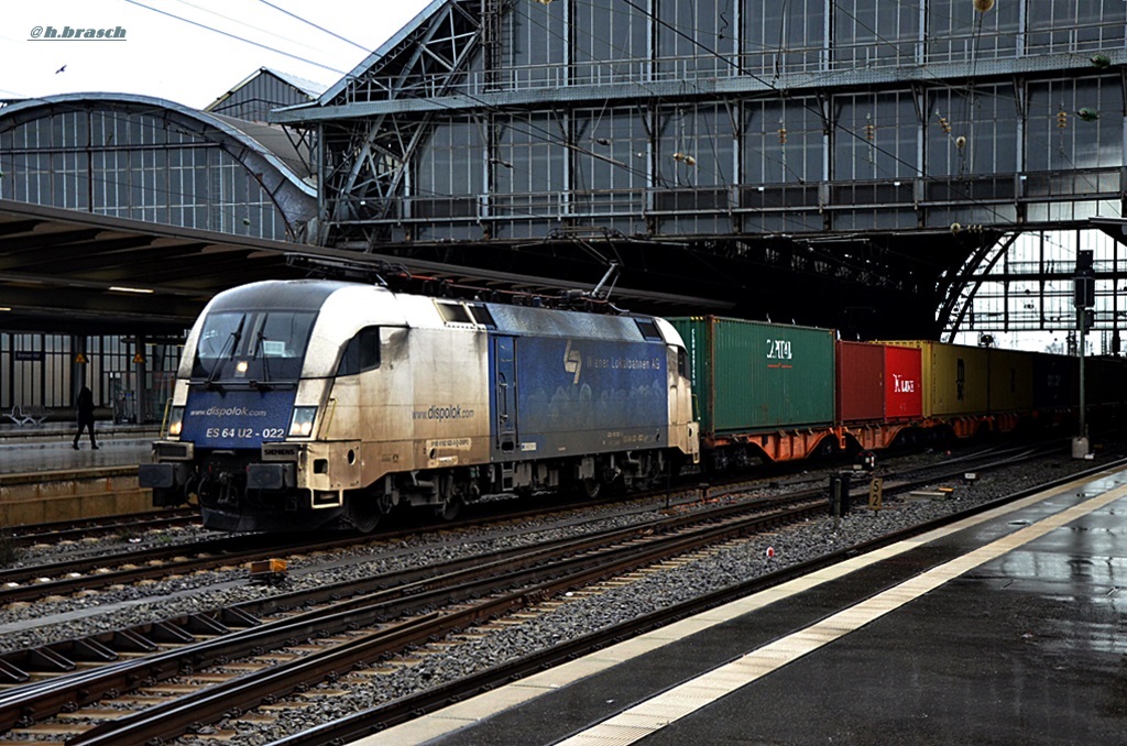 ES 64 U2-022 fuhr mit einen kastenzug durch bremen,30.12.14