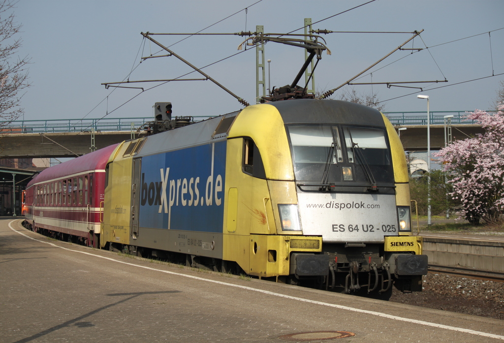 ES 64 U2-025 mit HKX(Hamburg-Kln-Express)als HKX 1802 von Hamburg-Altona nach Kln Hbf bei der Ausfahrt in Hamburg-Harburg.29.03.2014