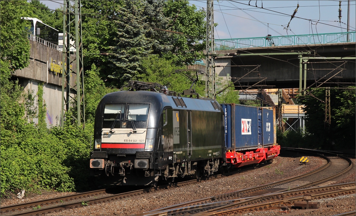 ES 64 U2-027 mit Containerzug aus dem Hamburger Hafen am 11.05.18 in Hamburg Harburg