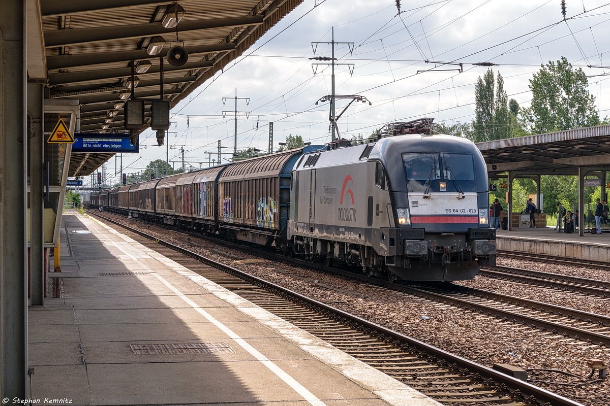 ES 64 U2 - 029 (182 529-8) MRCE Dispolok GmbH fr TXL - TX Logistik AG mit einem gemischten Gterzug aus Schiebewandwagen und Taschenwagen bestehend in Berlin-Schnefeld Flughafen und fuhr weiter Richtung Grnauer Kreuz. 13.07.2017 