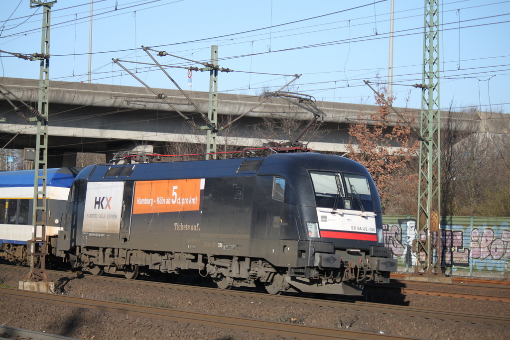 ES 64 U2-036(182 536-3)mit HKX 1807 von Kln Hbf nach Hamburg-Altona bei der Einfahrt in Hamburg-Harburg.17.01.2015