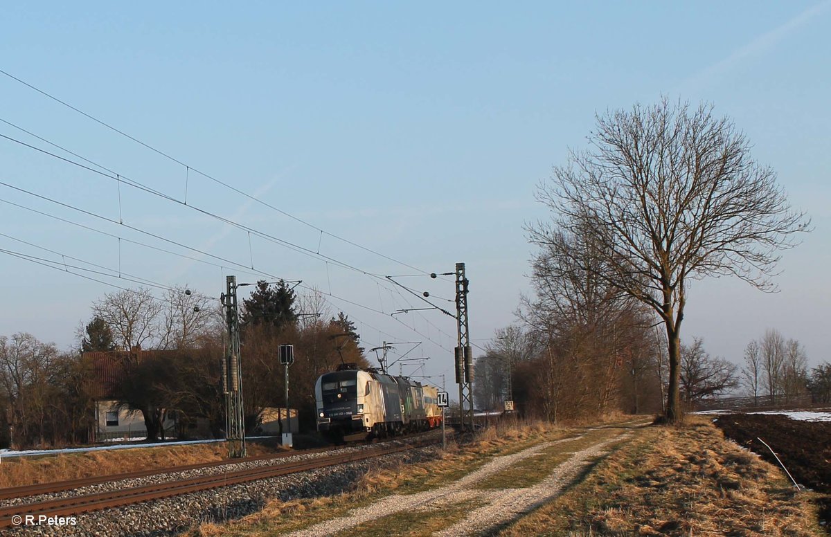 ES 64 U2 068 und ein Vectron ziehen einen Wechselpritschenzug bei Moosham. 11.02.17